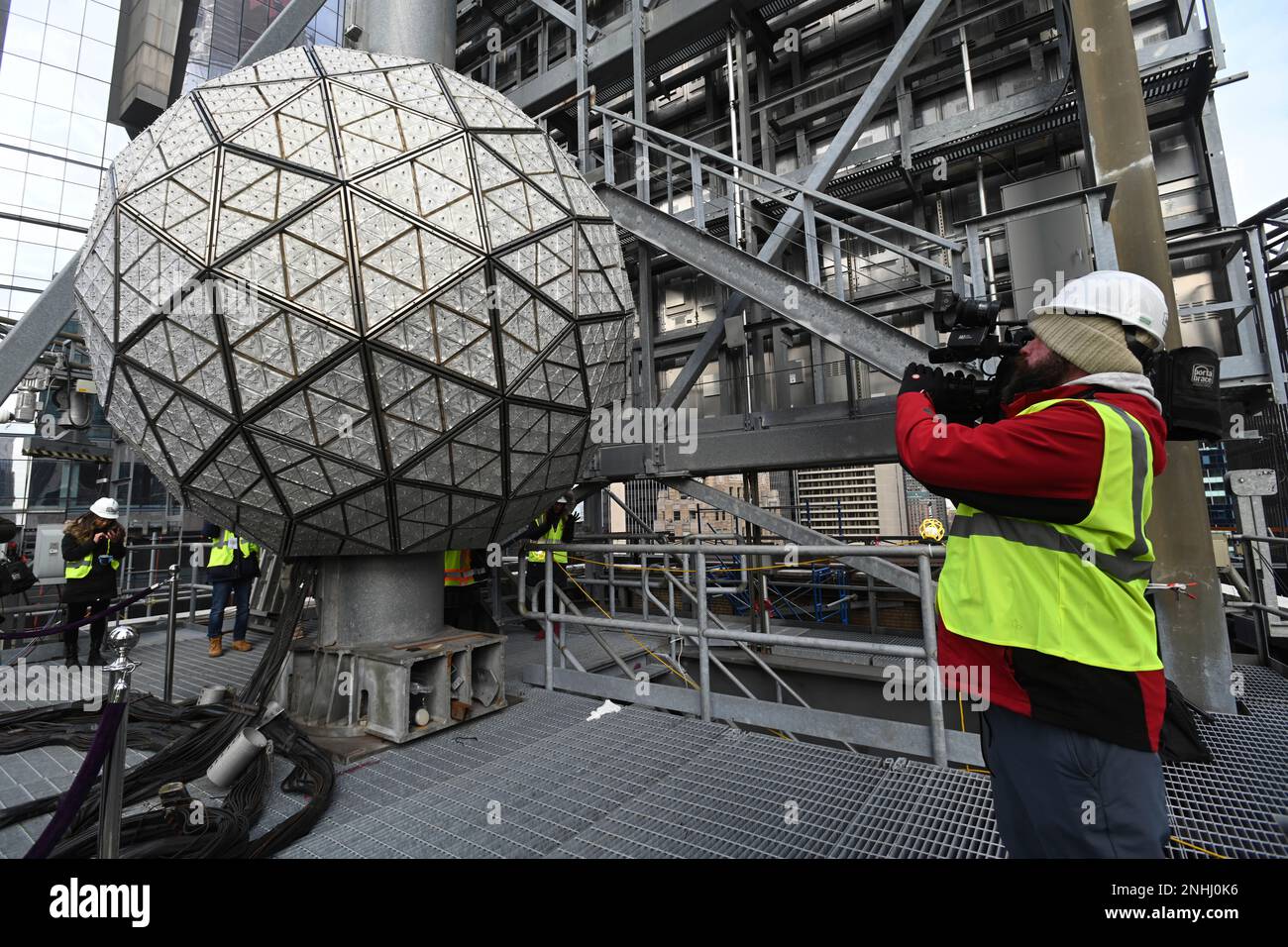 Photo By: NDZ/STAR MAX/IPx 2022 12/27/22 Landmark Signs Workers Install ...