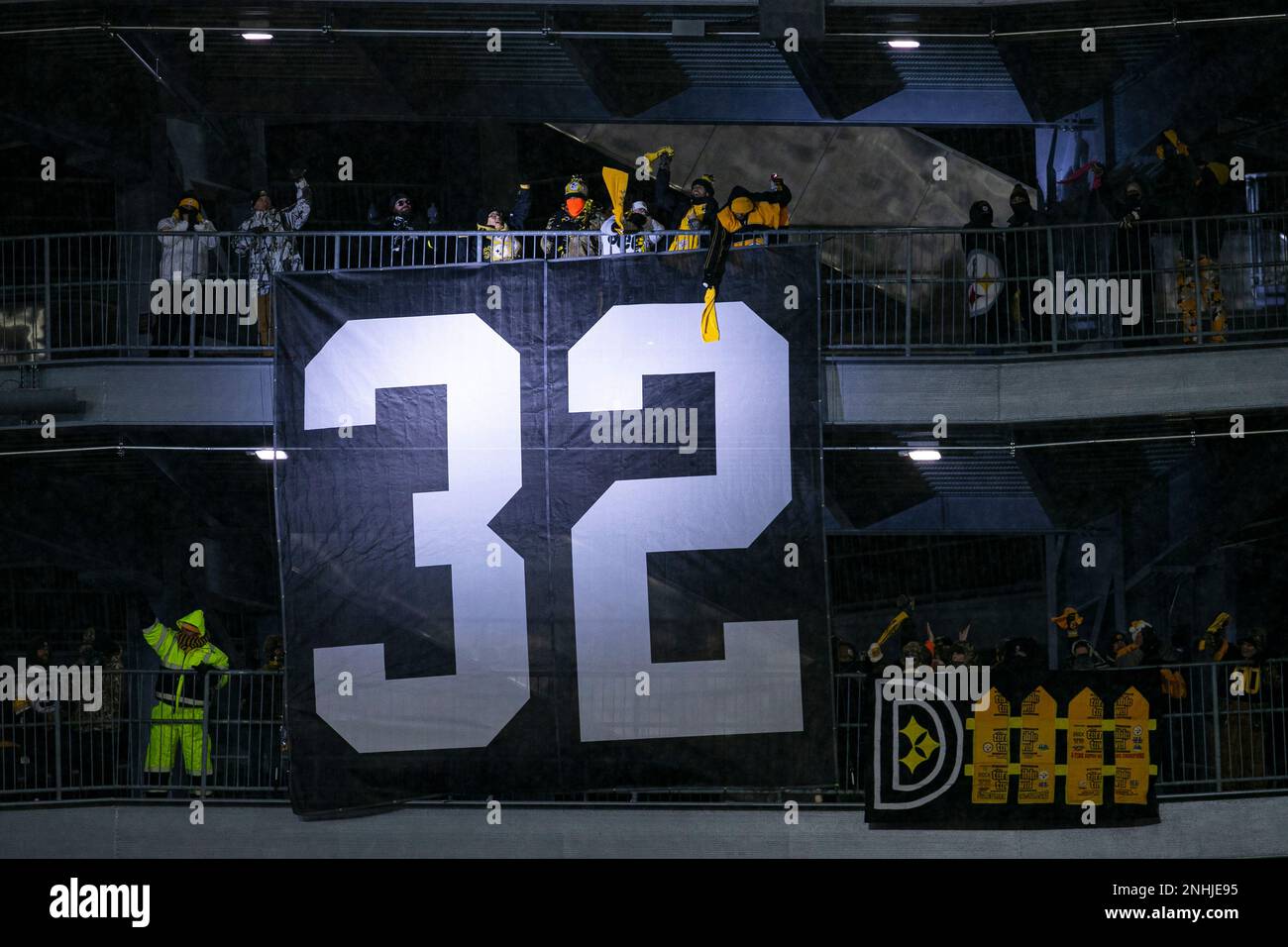 Pittsburgh, United States. 27th Dec, 2022. Pittsburgh Steelers fans sign a  banner that will be given to the family of the late Pittsburgh Steeler  Franco Harris after paying their respects during the