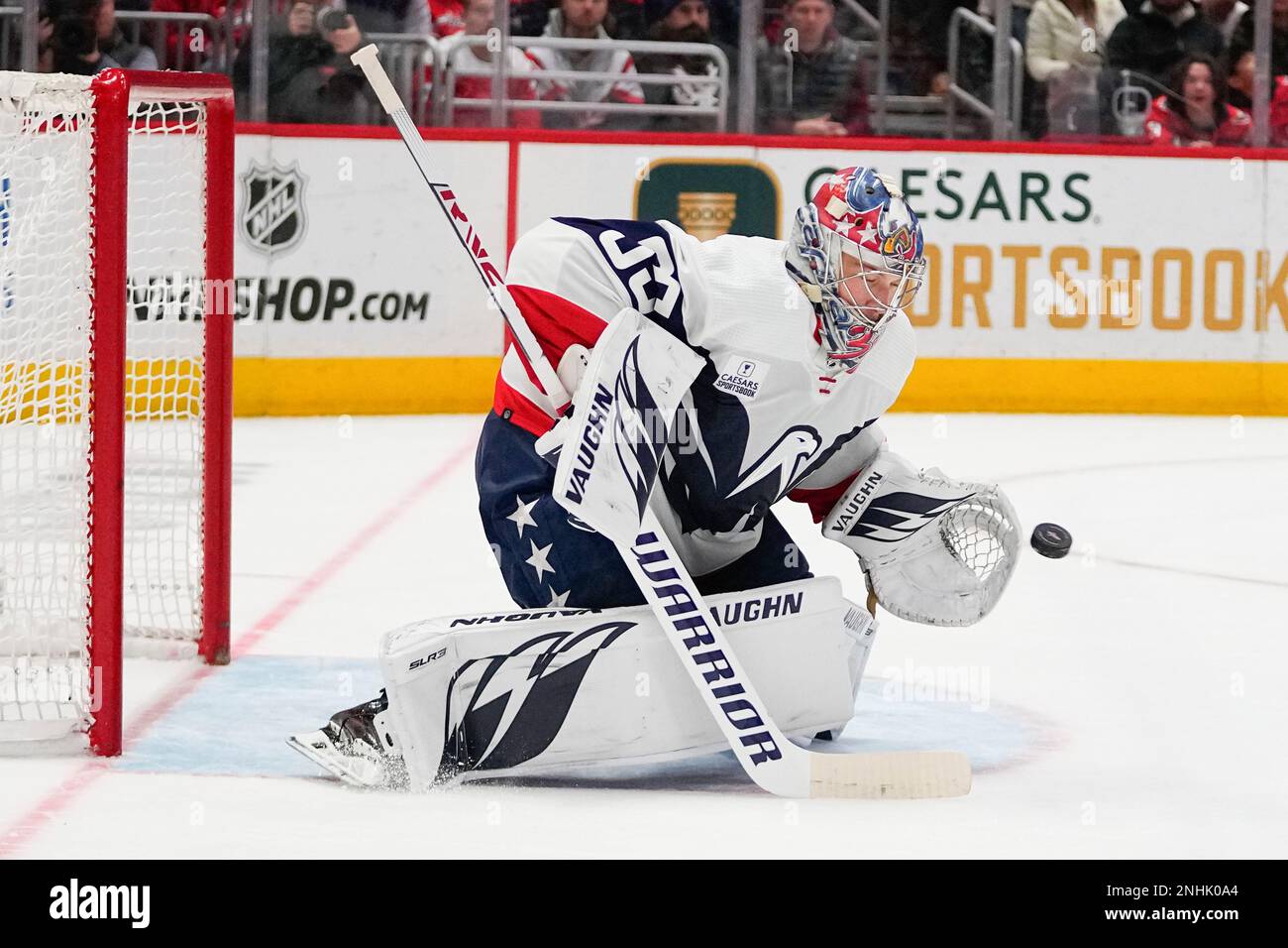 Washington Capitals goaltender Darcy Kuemper makes a save against the