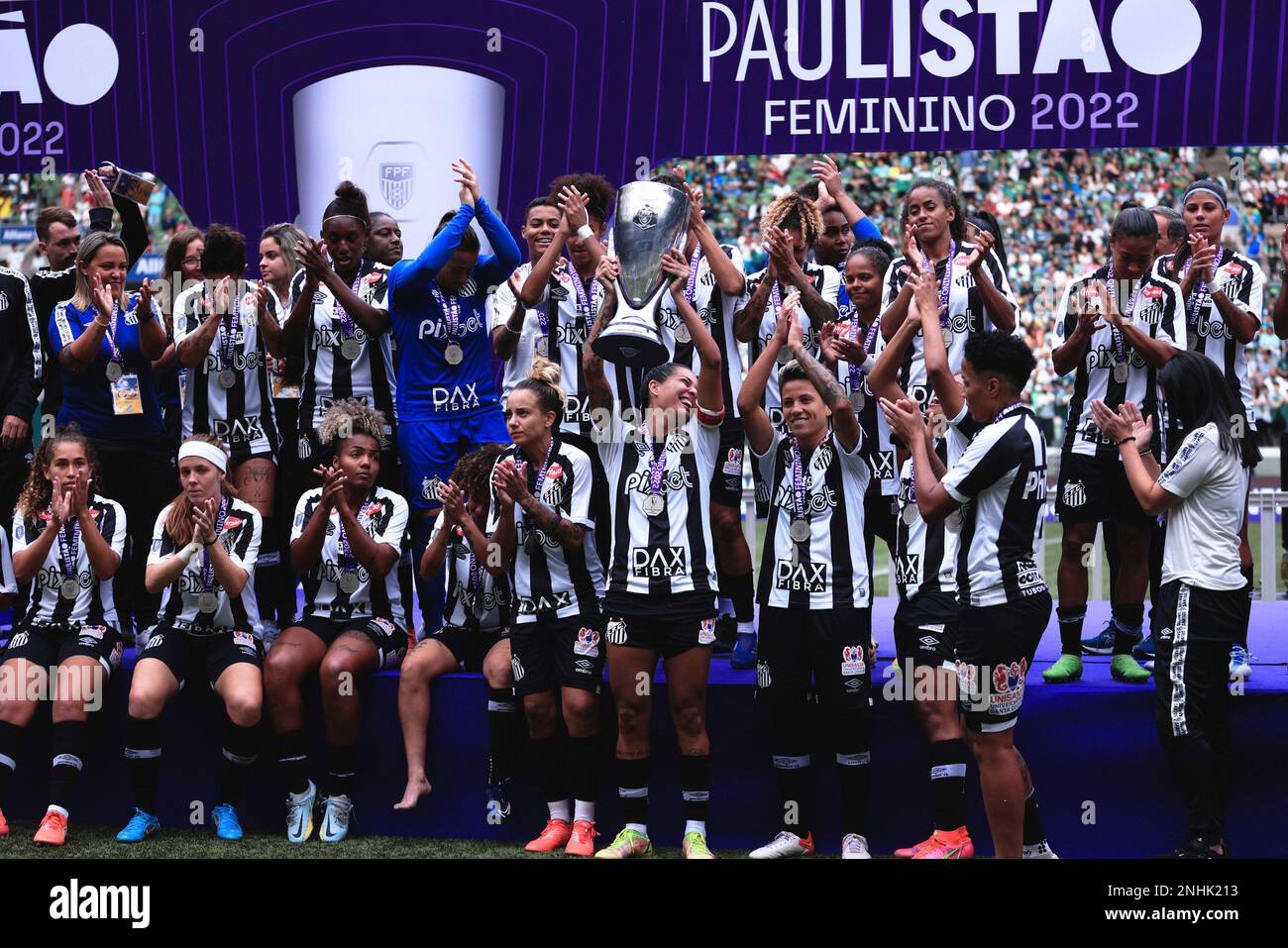 SP - Sao Paulo - 12/21/2022 - FINAL PAULISTA FEMALE 2022, PALMEIRAS X  SANTOS - Santos players lament the defeat at the end of the match against  Palmeiras at the Arena Allianz