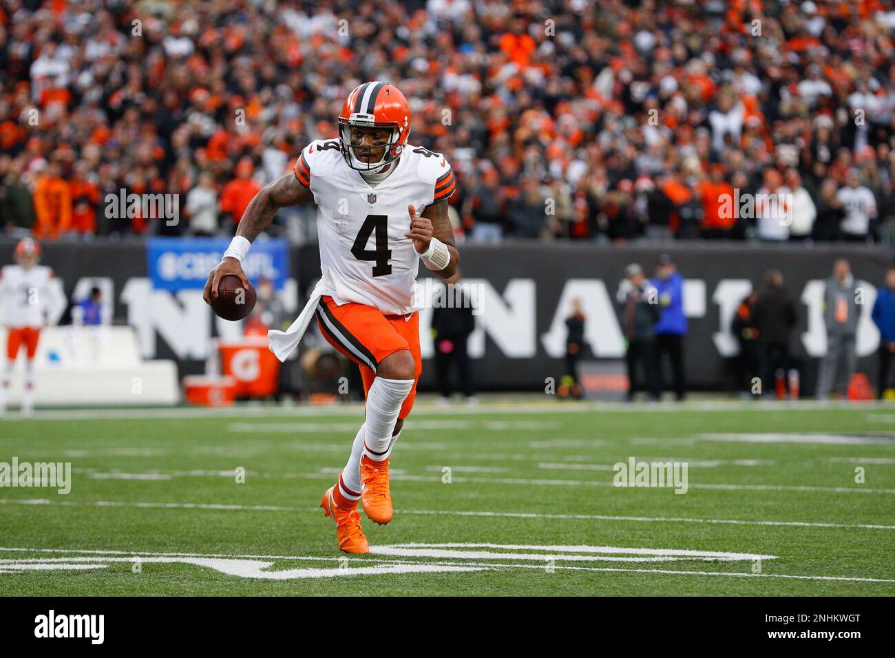 KRT SPORTS STORY SLUGGED: FBN-BROWNS-BENGALS KRT PHOTOGRAPH BY PAUL  TOPLE/AKRON BEACON JOURNAL (December 11) CINCINNATI, OH -- Cleveland Browns  wide receiver Dennis Northcutt (86) tumbles after catching a pass during  the second