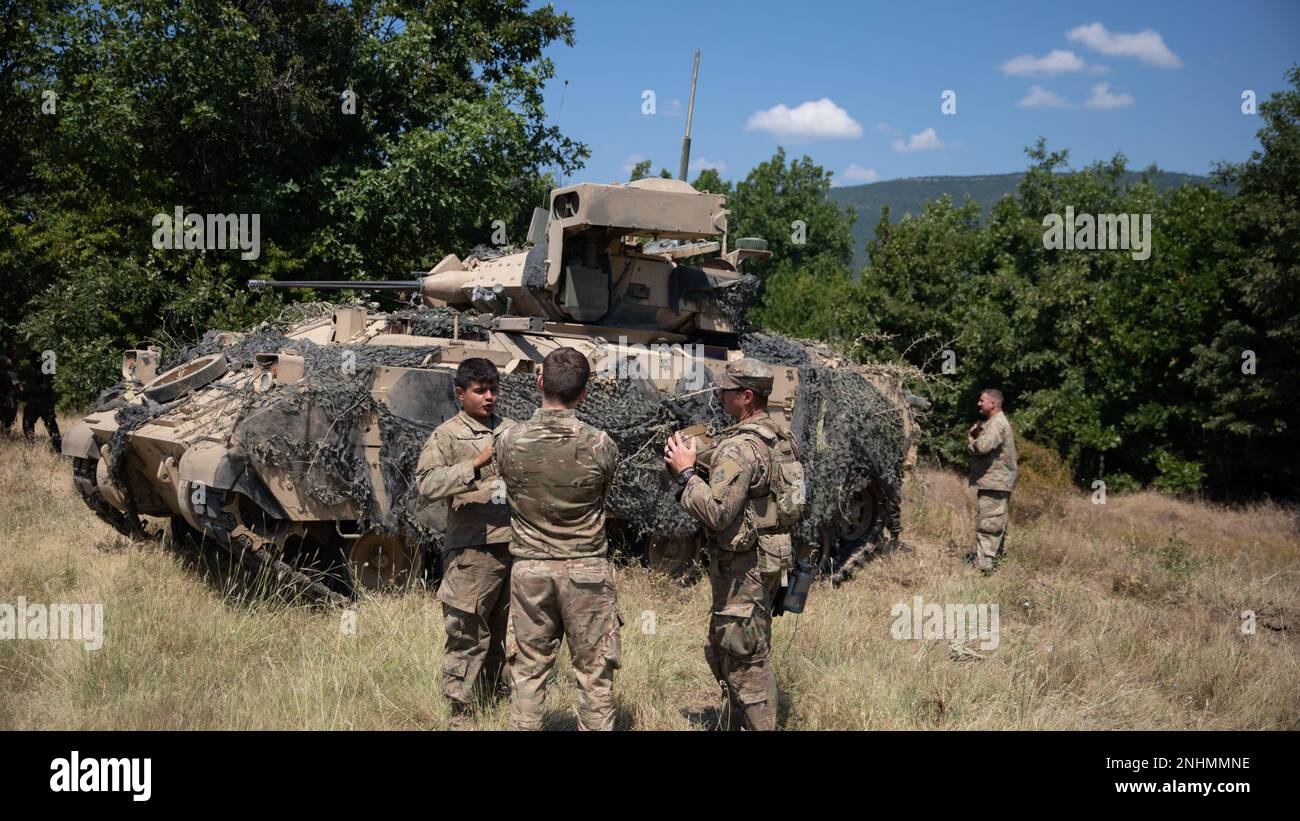 M2 bradley fighting vehicles hi-res stock photography and images - Alamy
