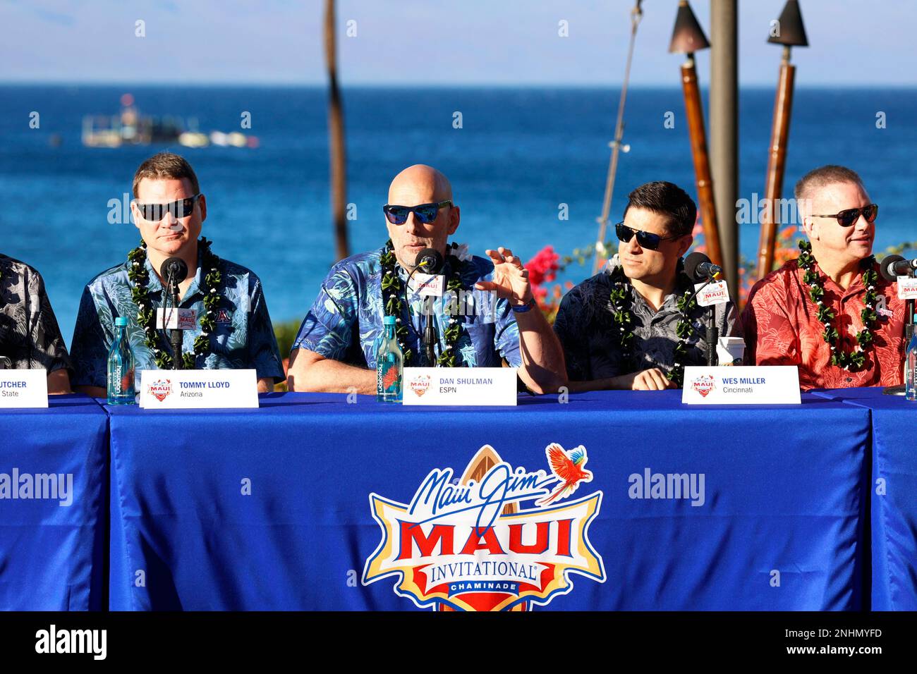 MAUI, HI NOVEMBER 20 ESPN announcer Dan Shulman moderates a press
