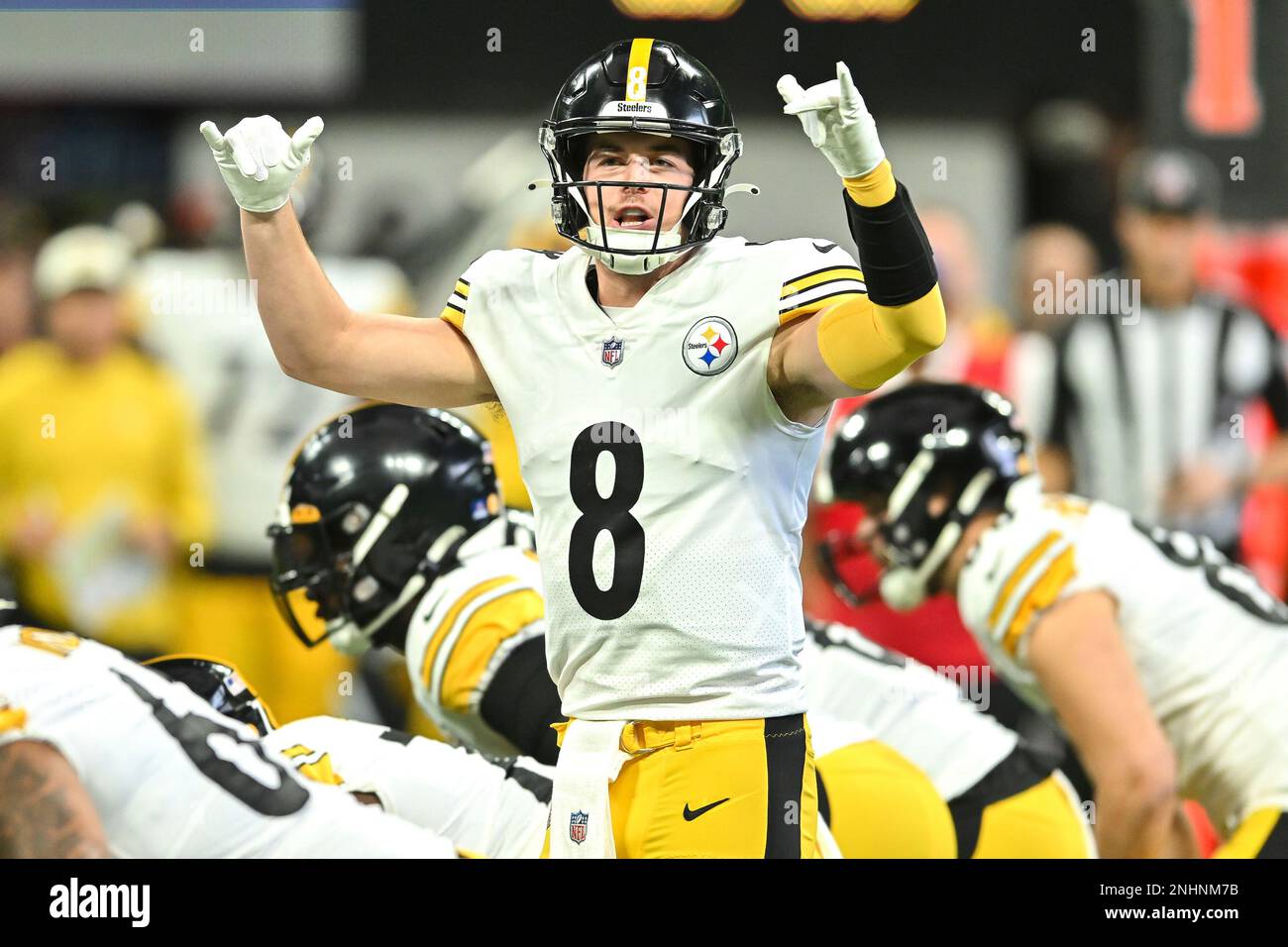 ATLANTA, GA – DECEMBER 04: Pittsburgh quarterback Kenny Pickett (8) signals  his receivers during the NFL game between the Pittsburgh Steelers and the Atlanta  Falcons on December 4th, 2022 at Mercedes-Benz Stadium