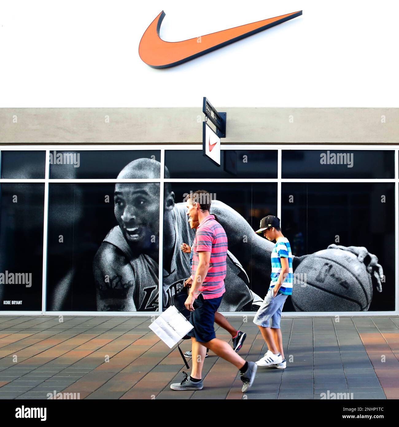 View of shoppers passing the Nike store at San Francisco Premium Outlets on  Wednesday, September 14, 2016, in Livermore, Calif. (Liz Hafalia/San  Francisco Chronicle via AP Stock Photo - Alamy