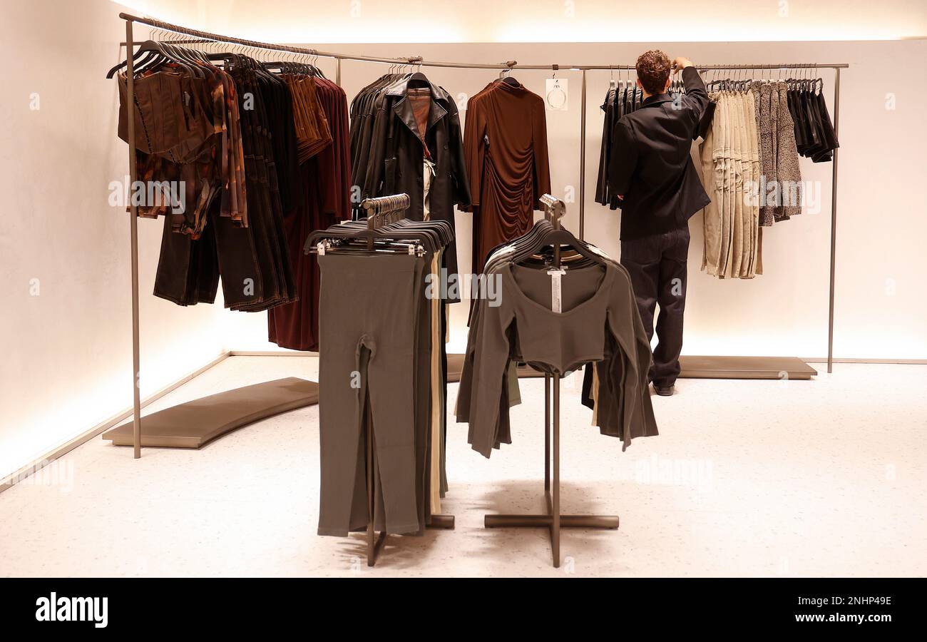 https://c8.alamy.com/comp/2NHP49E/a-sales-clerk-places-clothes-in-the-new-zara-megastore-at-boulevard-austria-de-valncia-on-december-2-2022-in-valencia-valencia-spain-the-concept-of-this-megastore-replicates-the-model-of-other-megastores-recently-opened-by-zara-in-battersea-london-and-plaza-de-espaa-madrid-which-offer-a-full-digital-experience-to-customers-with-robots-for-the-collection-of-online-orders-they-also-combine-all-its-traditional-sections-for-men-women-and-children-along-with-new-lines-such-as-cosmetics-02-december-2022fashionfast-fashionretailstoreestablishmentclothingclothing-storeinditex-2NHP49E.jpg