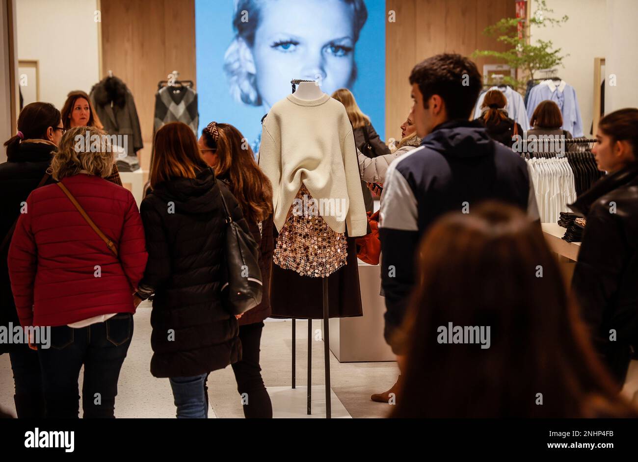 Valencia, People shopping, Zara store Spain Stock Photo - Alamy