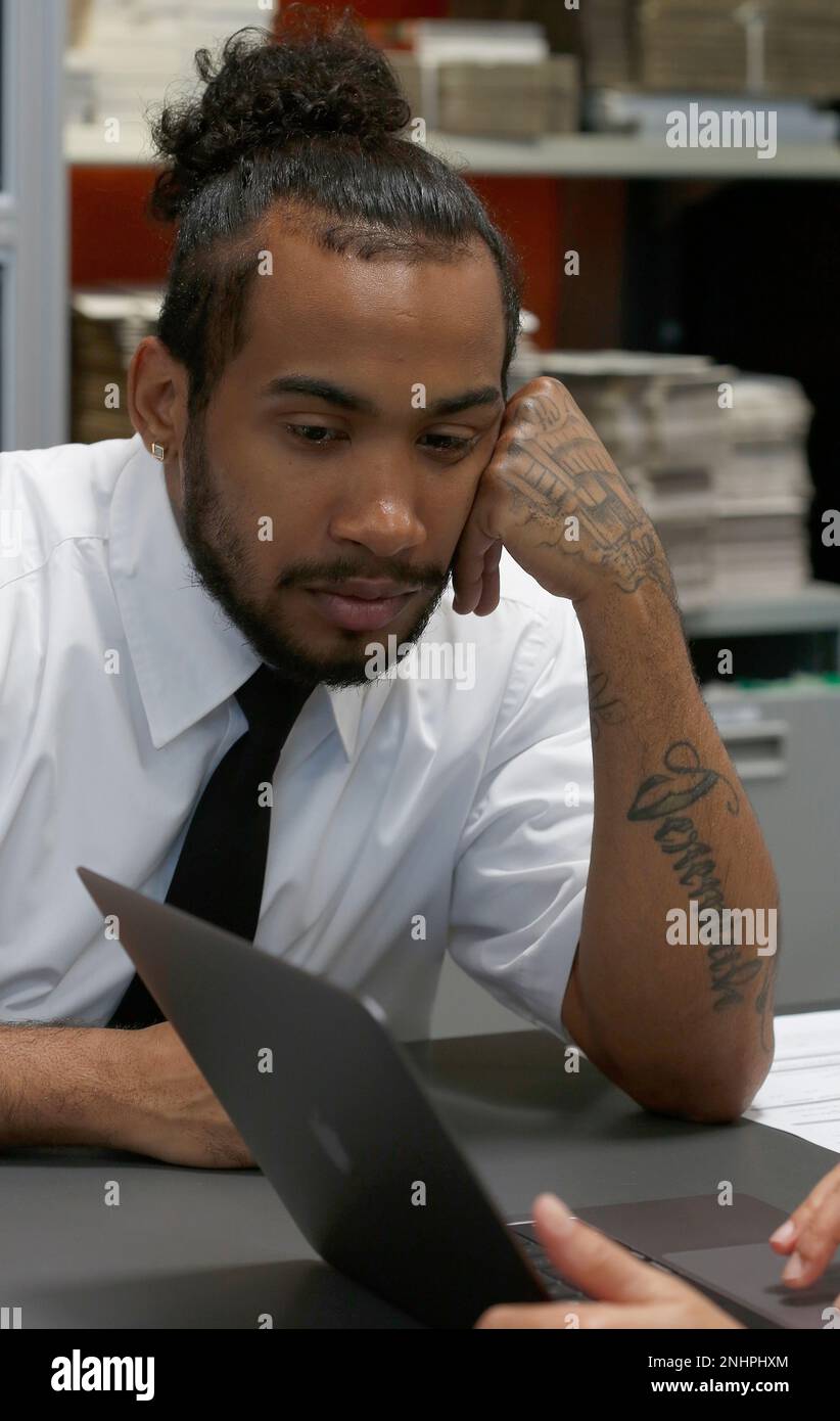 Consultation agent Troy Barnes (right) helps customers at Geek Squad in  Best Buy on Friday, March 17, 2017, in San Francisco, Calif. (Liz  HafaliaSan Francisco Chronicle via AP Stock Photo - Alamy