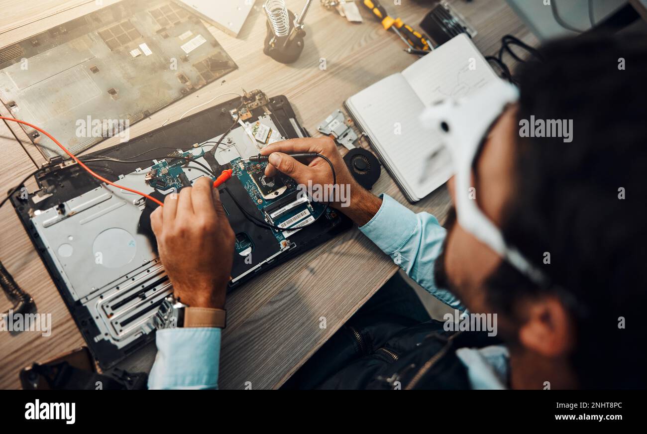 Hardware shop worker hi-res stock photography and images - Alamy
