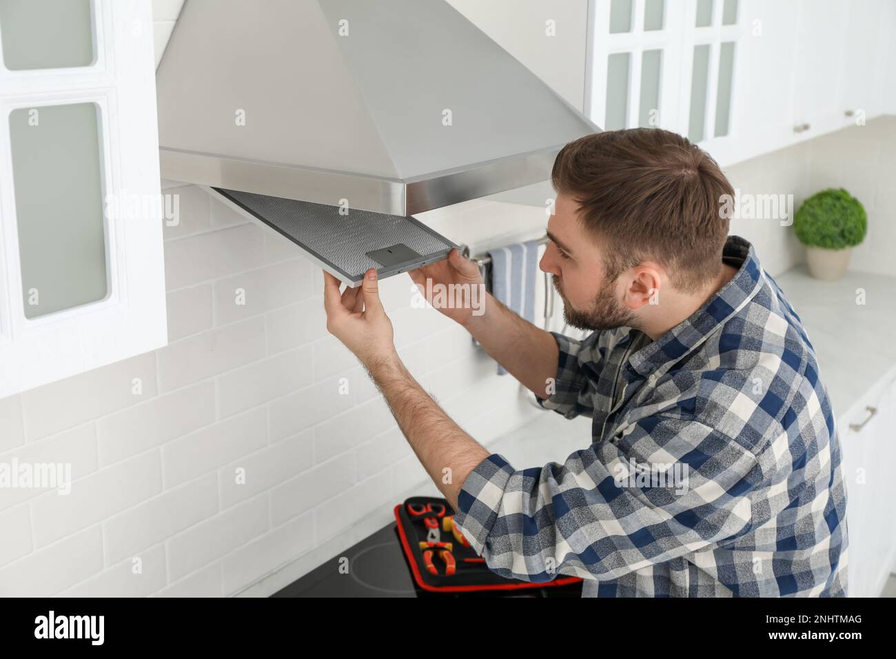 Cooker hood installation hi-res stock photography and images - Alamy