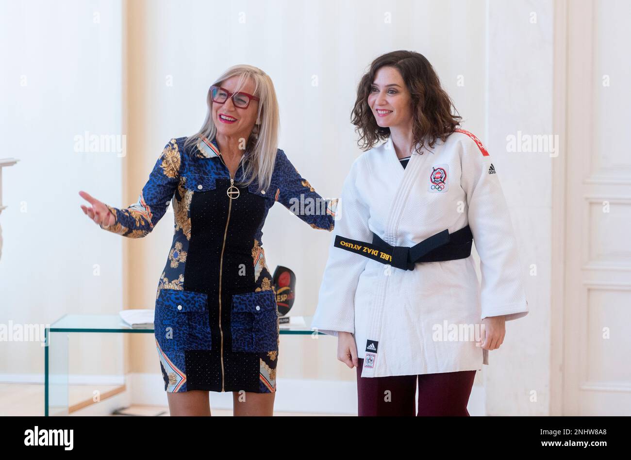 The president of the Madrid Judo Federation, Meli Lorenzo (l), presents to  the president of the Community of Madrid, Isabel Díaz Ayuso (r), the  honorary black belt awarded by the Madrid Judo
