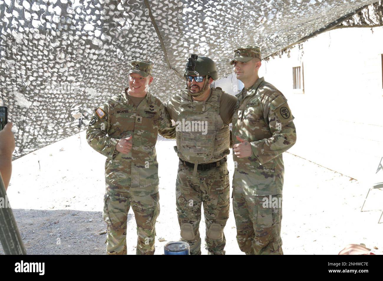 Mark Wills (center), country music artist, poses for a photo with Sgt. 1st Class David McAfee, primary care clinic noncommissioned officer in charge, and Spc. Charles Duplessis, combat medic, both with Weed Army Community Hospital, Aug. 2 at Fort Irwin, Calif. Wills participated in training at Fort Irwin for an episode of “Inside the Base.” (Photo by Kimberly Hackbarth/ USAG Fort Irwin Public Affairs Office) Stock Photo