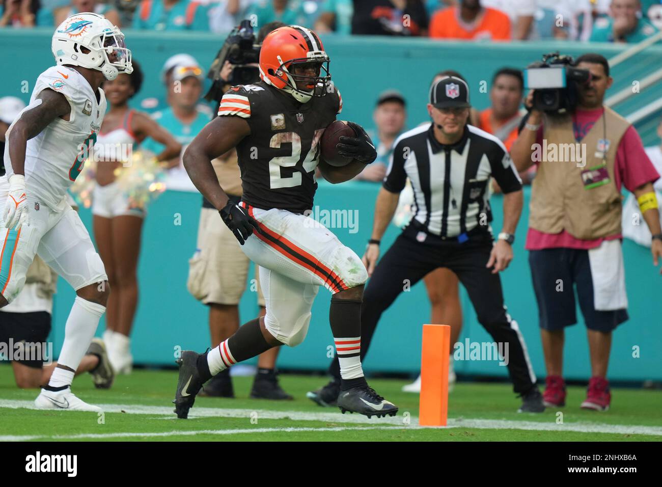 Cleveland Browns running back Nick Chubb (24) and Miami Dolphins