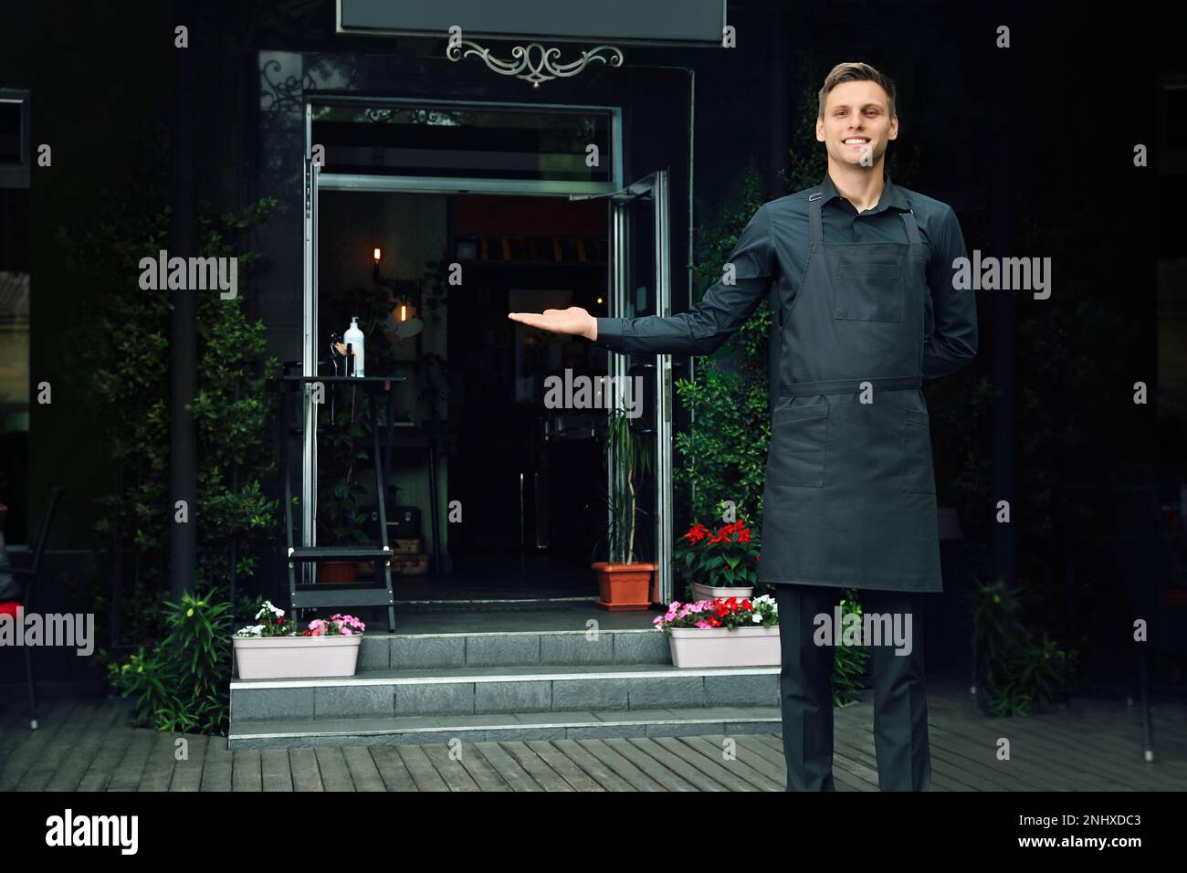 Waiter in apron uniform showing hi-res stock photography and images - Alamy