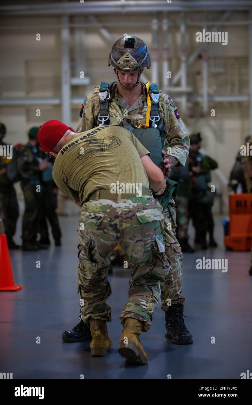 Static Line Jumpmaster Command Screening Checklist Leapfest 2022 hi-res stock photography and images - Alamy
