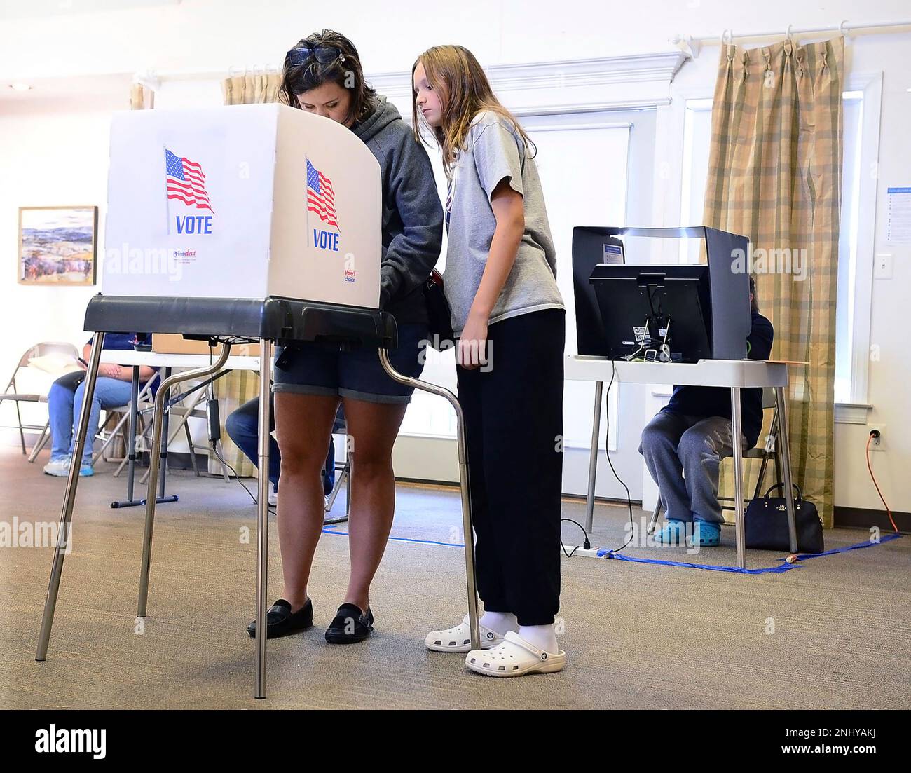 Tania Kincaid, left, fills out her ballot as her daughter Kiera Kincaid