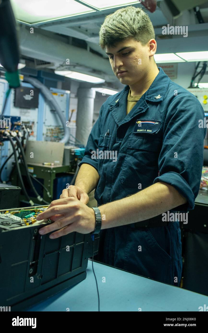 220804NUF5922022 PHILIPPINE SEA (Aug. 4, 2022) Aviation Electronics