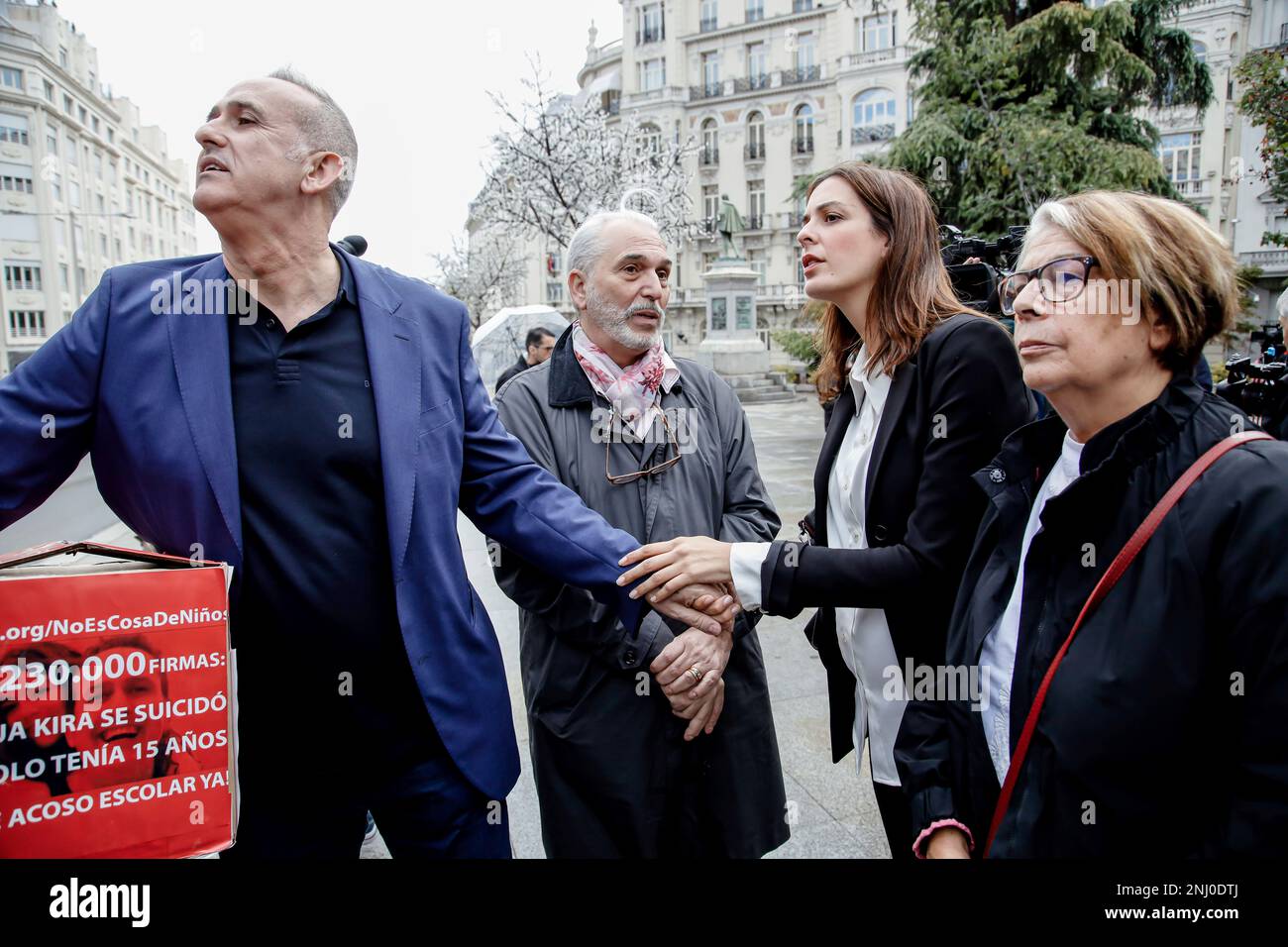 L-R) The father of Kira, the girl who committed suicide at the age of 15,  José Manuel López; the spokesperson of Más Madrid in the City Council, Rita  Maestre and the deputy