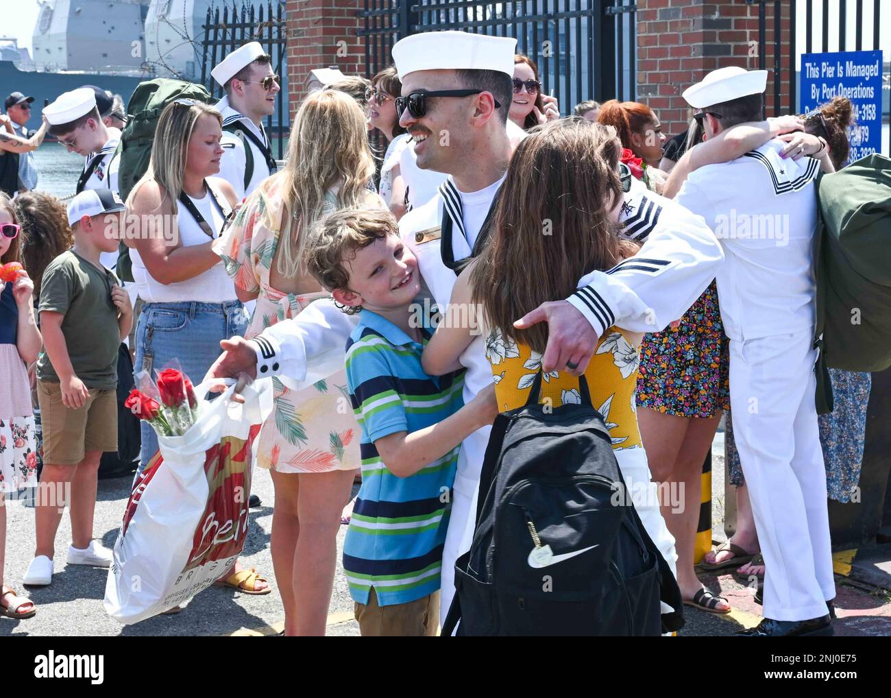 Sailors assigned to the Virginia-class fast-attack submarine USS John Warner (SSN 785) greet family members during the boat's homecoming at Naval Station Norfolk, Aug. 4, 2022. John Warner returns following a deployment that supported national security interests and maritime security operations at sea. Stock Photo