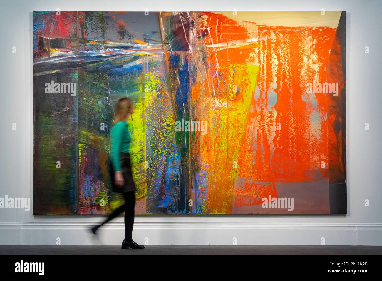 London, UK.  22 February 2023. A staff member passes 'Abstraktes Bild' by Gerhard Richter (Est. in the region of £37 million) at a preview of highlights from Sotheby’s upcoming Modern & Contemporary Evening sale featuring works by Kandinsky, Picasso, Richter and Munch.  The sale takes place at Sotheby’s New Bond Street galleries on 1 March 2023. Credit: Stephen Chung / Alamy Live News Stock Photo