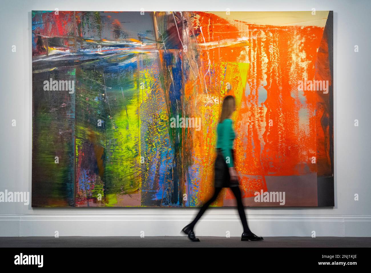 London, UK.  22 February 2023. A staff member passes 'Abstraktes Bild' by Gerhard Richter (Est. in the region of £37 million) at a preview of highlights from Sotheby’s upcoming Modern & Contemporary Evening sale featuring works by Kandinsky, Picasso, Richter and Munch.  The sale takes place at Sotheby’s New Bond Street galleries on 1 March 2023. Credit: Stephen Chung / Alamy Live News Stock Photo