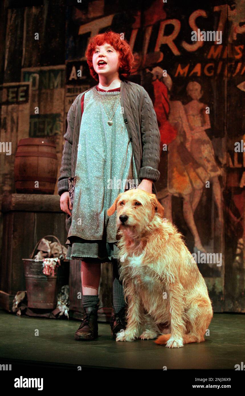 Charlene Barton (Annie) with Sandy the stray in ANNIE at the Victoria Palace Theatre, London SW1  01/10/1998  book: Thomas Meehan  music: Charles Strouse  lyrics: Martin Charnin  set design: Kenneth Foy  costumes: Theoni V Aldredge  lighting: Ken Billington  original choreography: Peter Gennaro  director: Martin Charnin Stock Photo