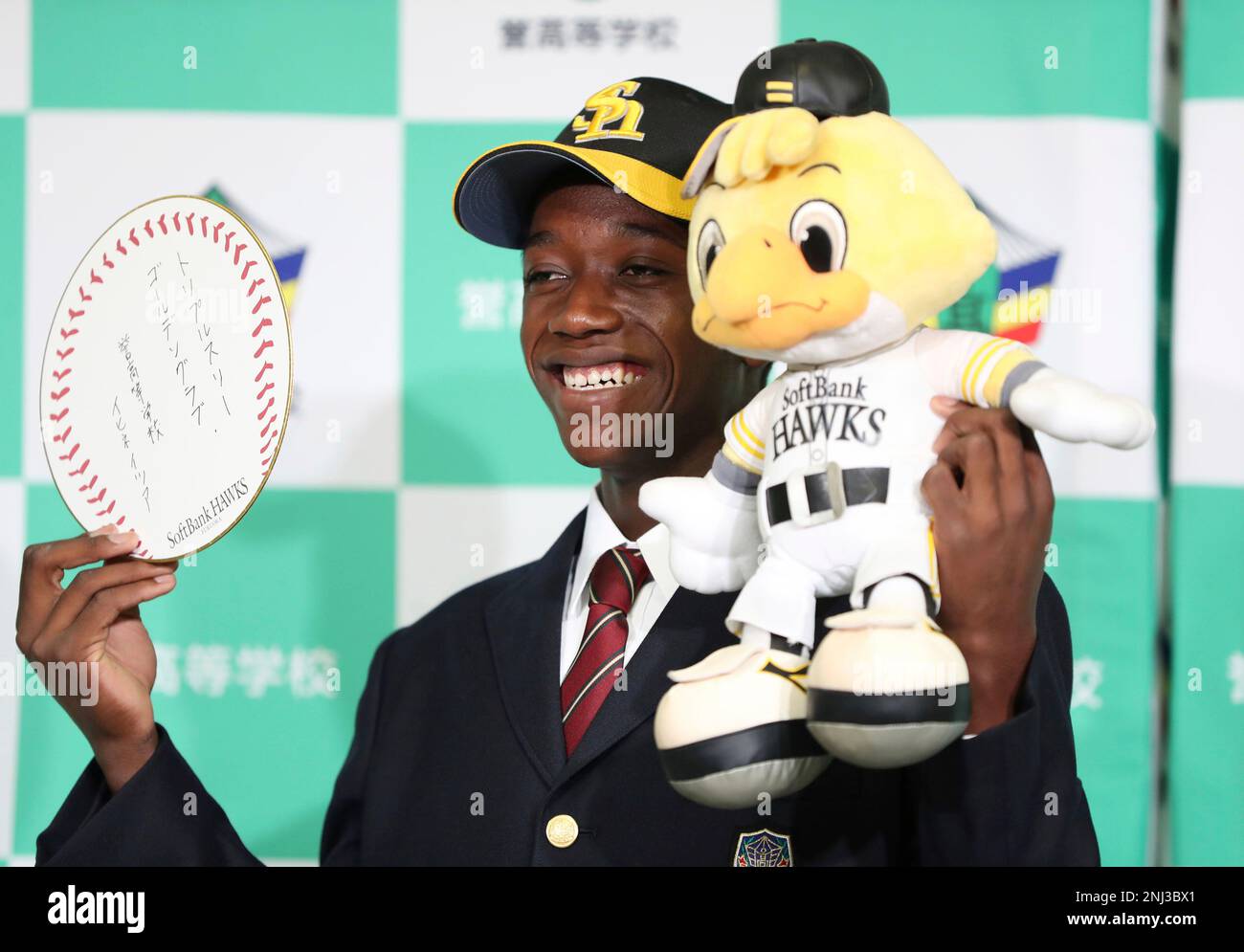 Ikhine Itua, player of Homare High celebrates after Fukuoka Softbank Hawks picked him during the Nippon Professinal Baseball draft conference in Komaki, Aichi Prefecture on Oct