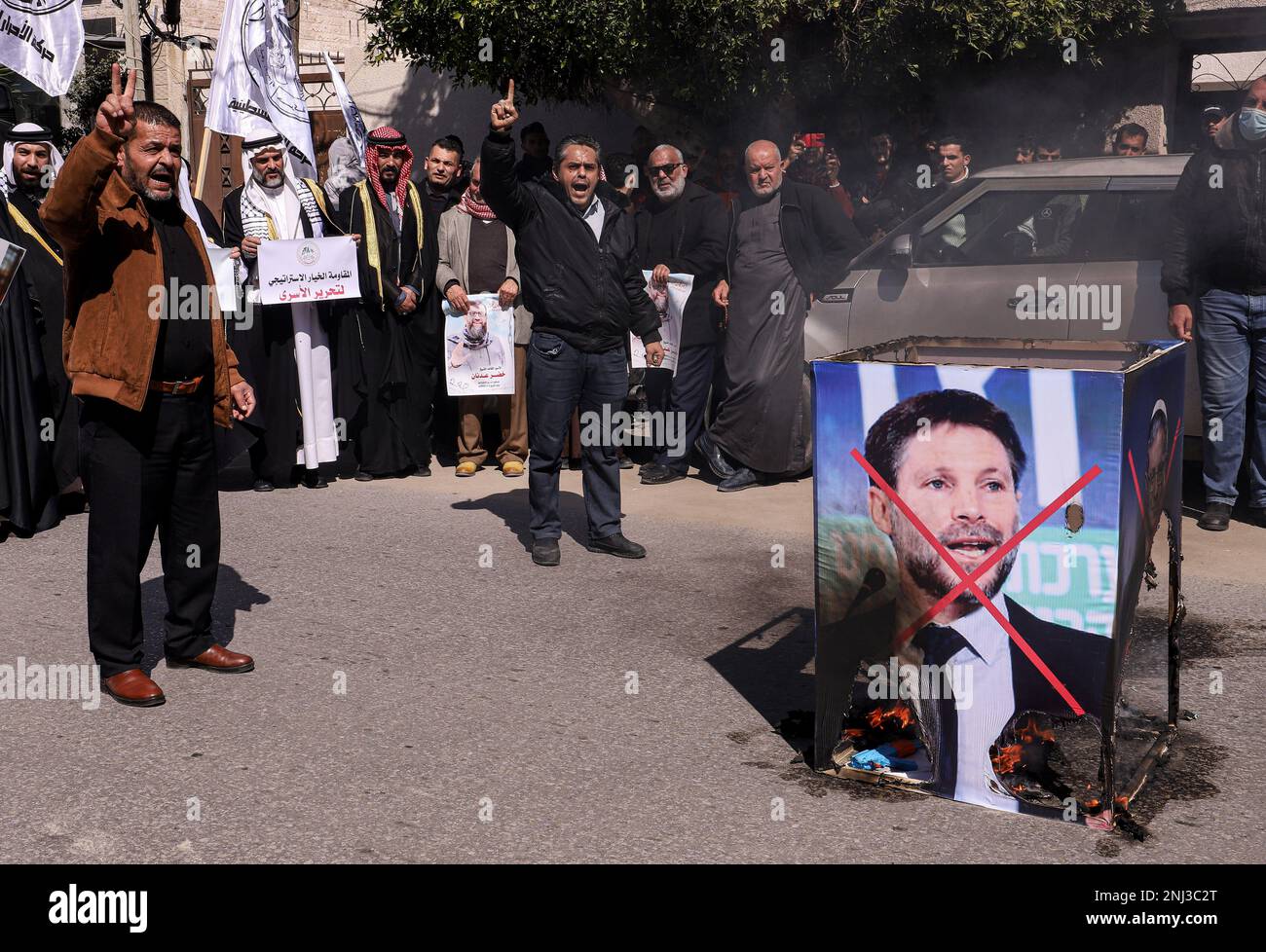 Gaza, Palestine. 31st Mar, 2018. Palestinians protesters burn a poster of Minister Bezalel Smotrich during a demonstration in support of Palestinian prisoners inside Israeli prisons. (Photo by Yousef Masoud/SOPA Images/Sipa USA) Credit: Sipa USA/Alamy Live News Stock Photo