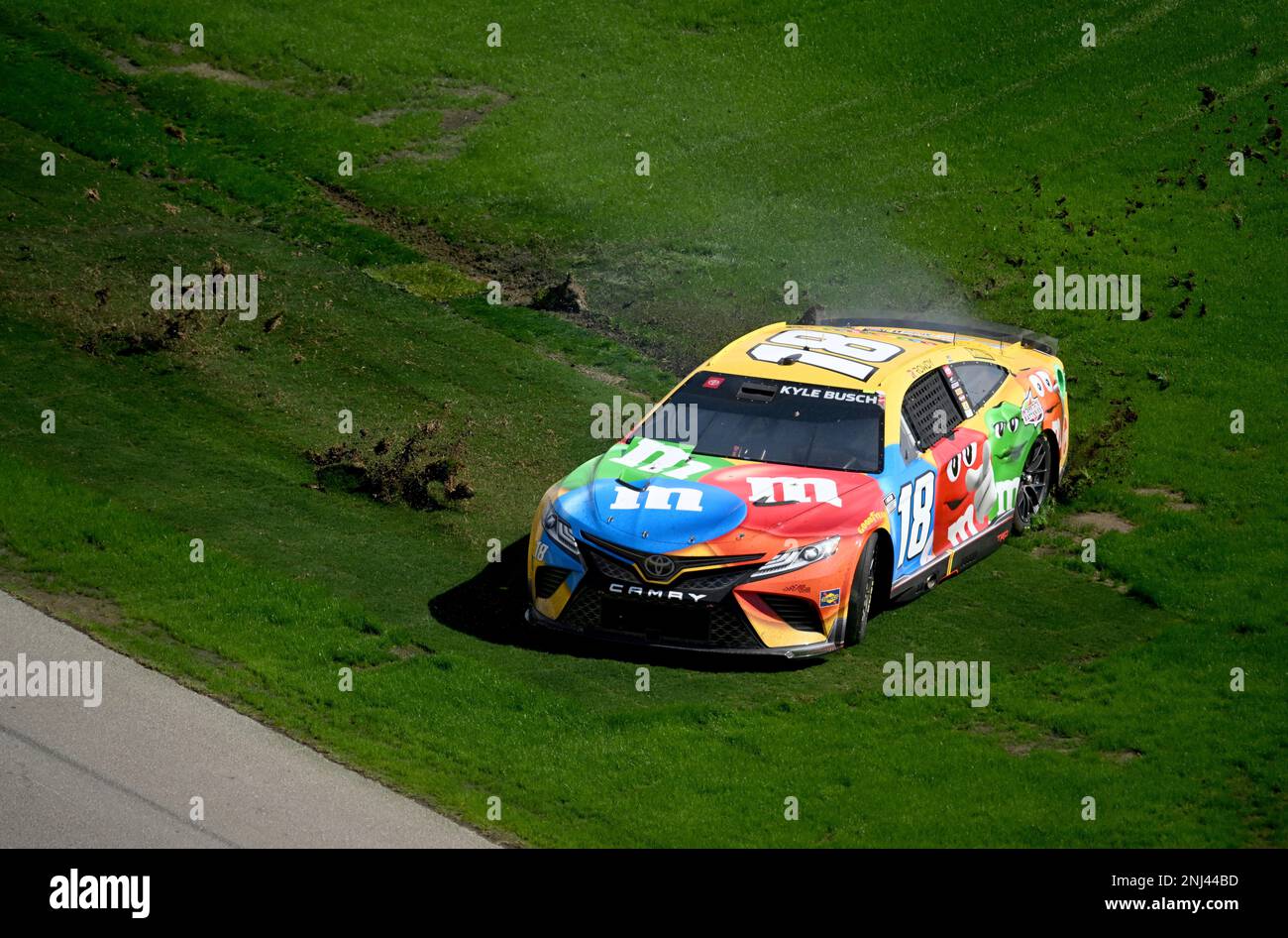 LAS VEGAS, NV - OCTOBER 16: Kyle Busch (#18 Joe Gibbs Racing M&M's ...