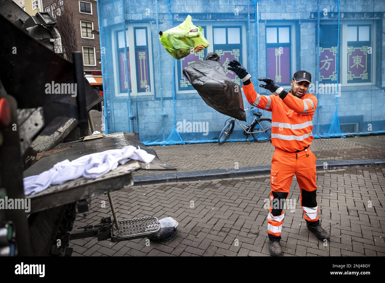 AMSTERDAM - Garbage collectors are cleaning up the center of Amsterdam  after Dutch municipalities and trade unions have reached an agreement in  principle on a new collective labor agreement for municipal employees.