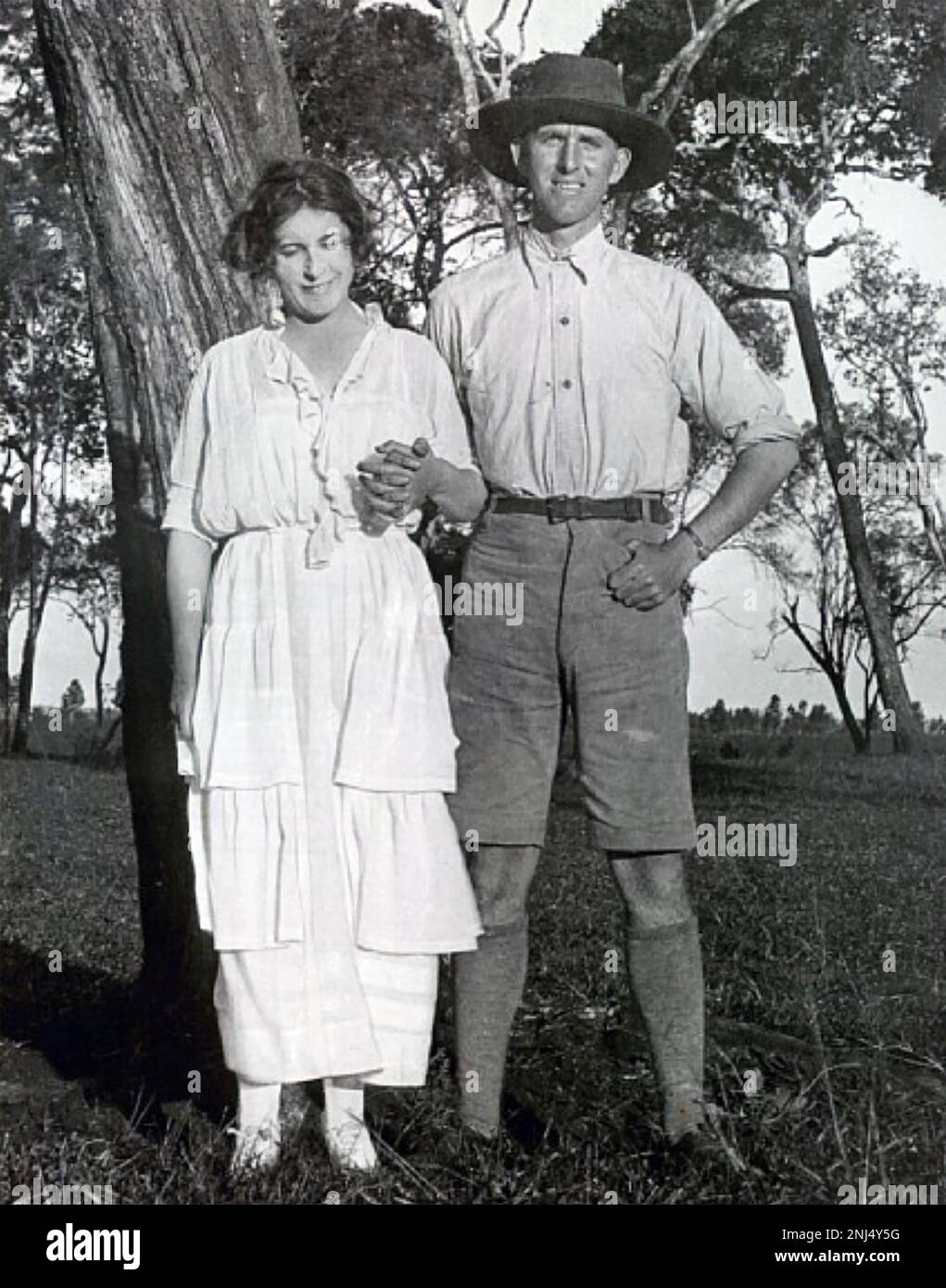 KAREN BLIXEN (1885-1962) Danish author of Out of Africa here with her brother Thomas on their family farm in Kenya about 1925 Stock Photo
