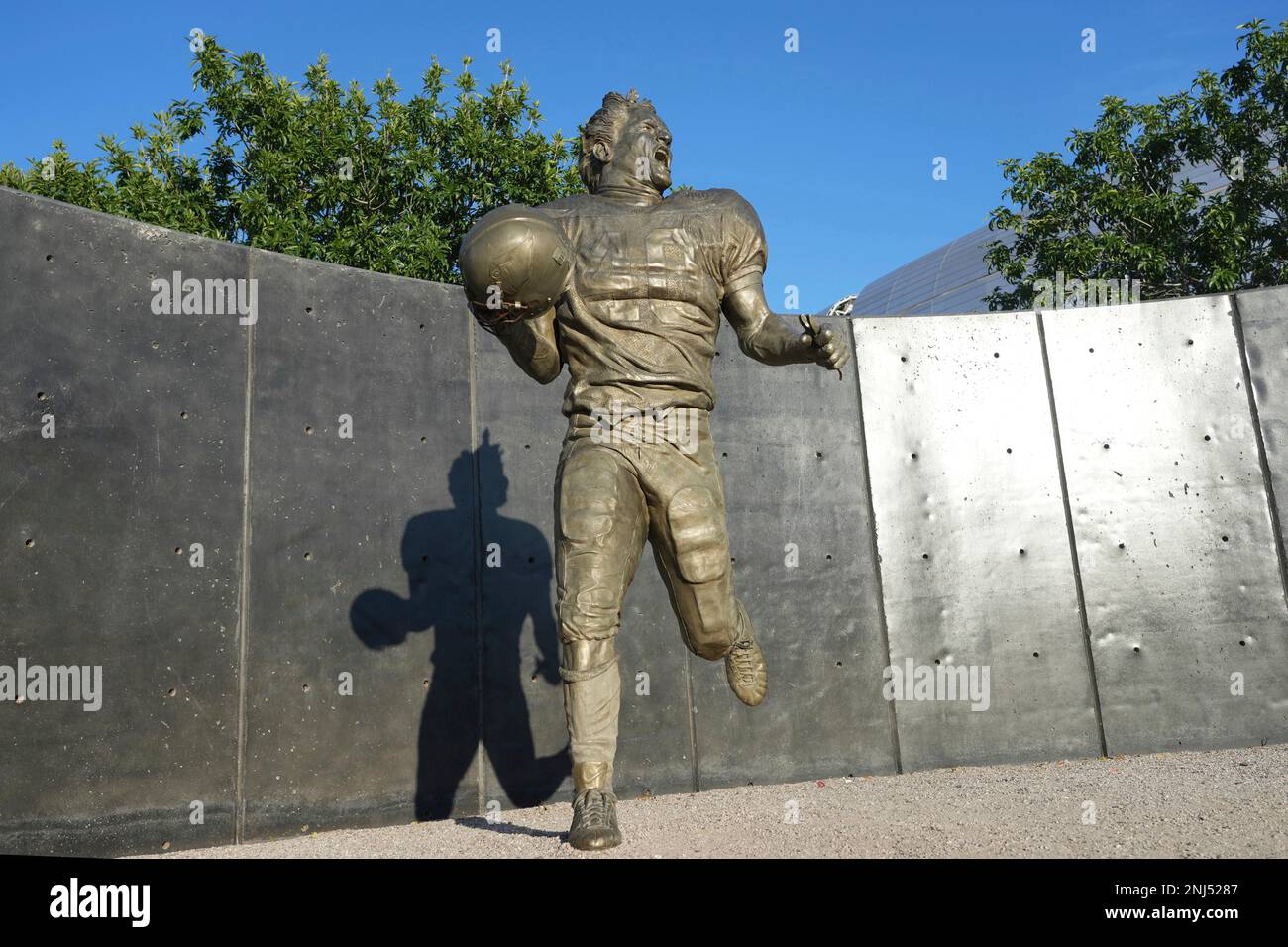 A general overall view of memorial statue of Arizona Cardinals linebacker Pat  Tillman at State Farm Stadium, Tuesday, Sept. 27, 2022, in Glendale, Ariz.  (Kirby Lee via AP Stock Photo - Alamy