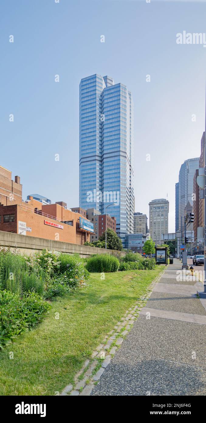 Pittsburgh Downtown: One Oxford Centre’s blue and white towers are a ...