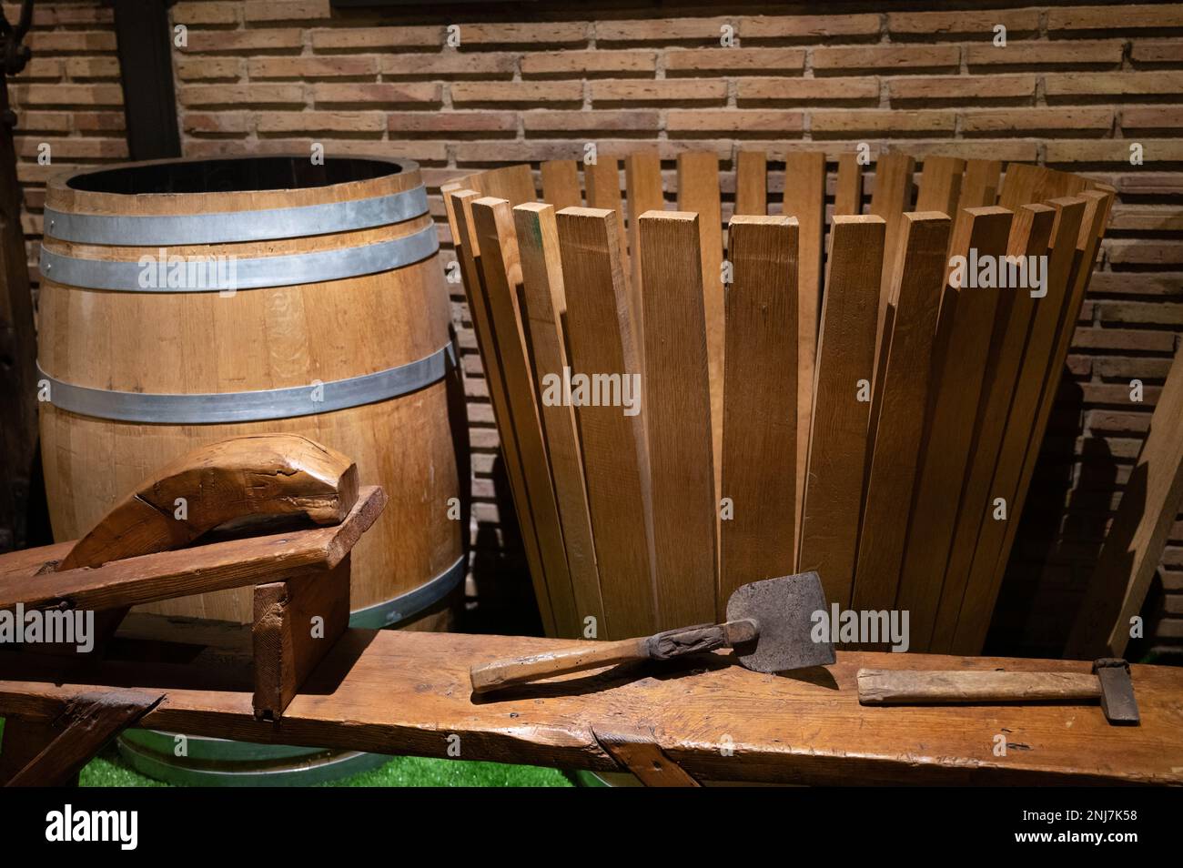 How to make wooden barrels from french oak wood planks for keeping wine