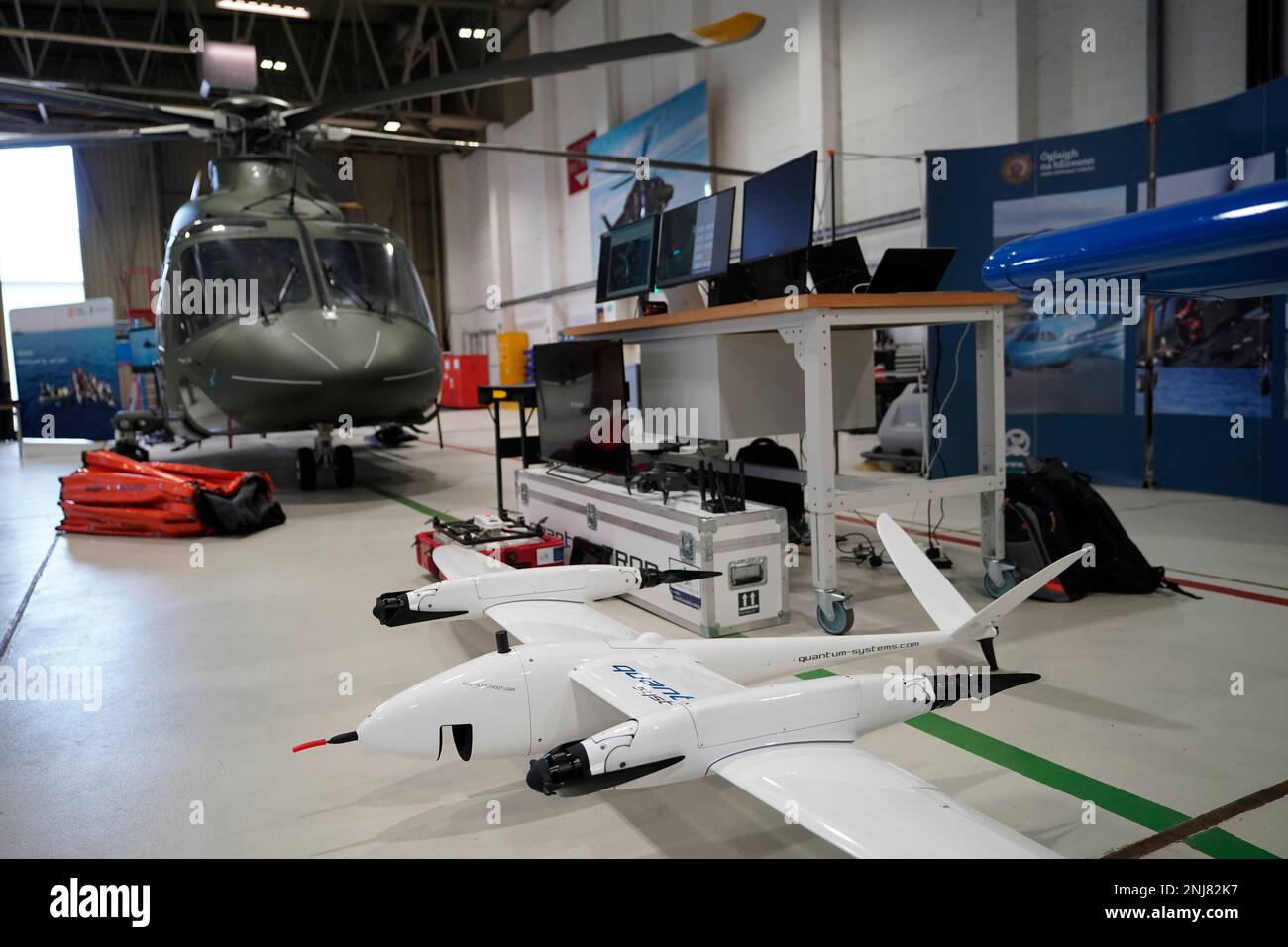 Drone pilot team hi-res stock photography and images - Alamy