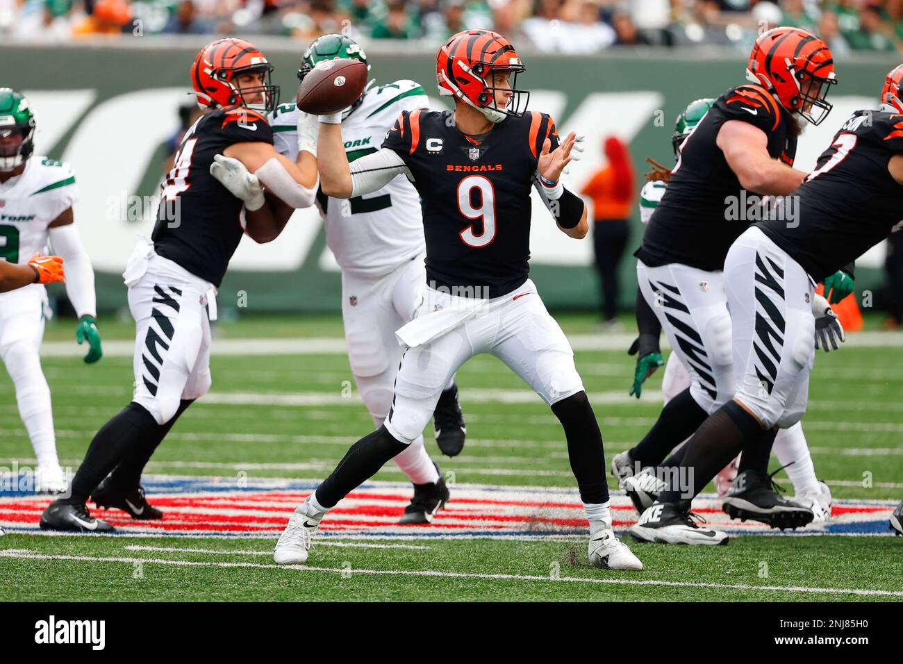 EAST RUTHERFORD, NJ - SEPTEMBER 25: Cincinnati Bengals quarterback Joe  Burrow (9) passes during the National Football League game between the New  York Jets and the Cincinnati Bengals on September 25, 2022