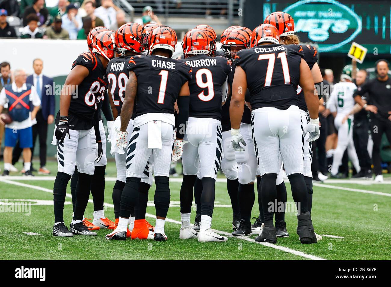 EAST RUTHERFORD, NJ - SEPTEMBER 25: Cincinnati Bengals quarterback Joe  Burrow (9) passes during the National Football League game between the New  York Jets and the Cincinnati Bengals on September 25, 2022