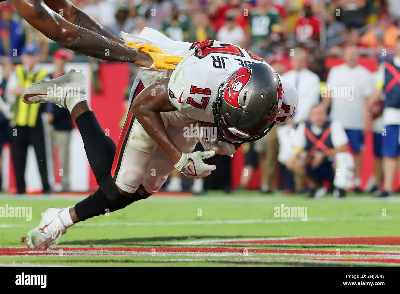 TAMPA, FL - SEPTEMBER 25: Tampa Bay Buccaneers Wide Receiver Russell Gage  (17) makes a touchdown catch in the last minute of the game during the  regular season game between the Green