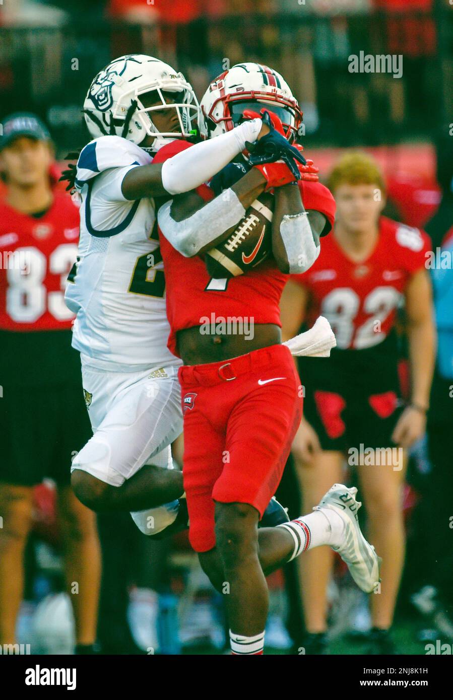 Western Kentucky wide receiver Daewood Davis (7) makes a catch as 