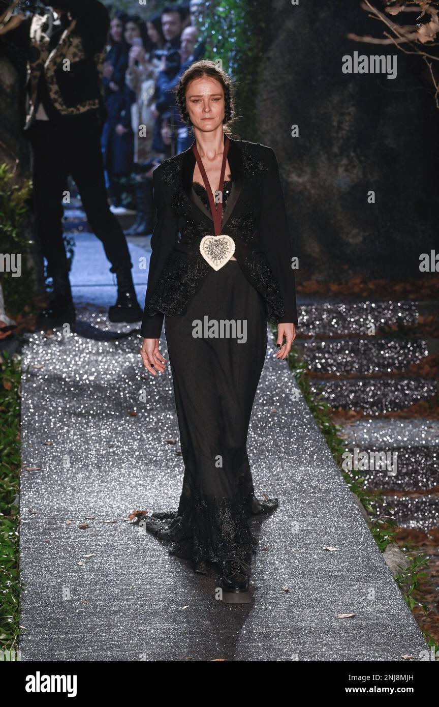 dpa) - Estonian model Carmen Kass, pictured at the presentation of the  collection of Gucci during the fashion week in Milan, Italy, 28 September  2002 Stock Photo - Alamy