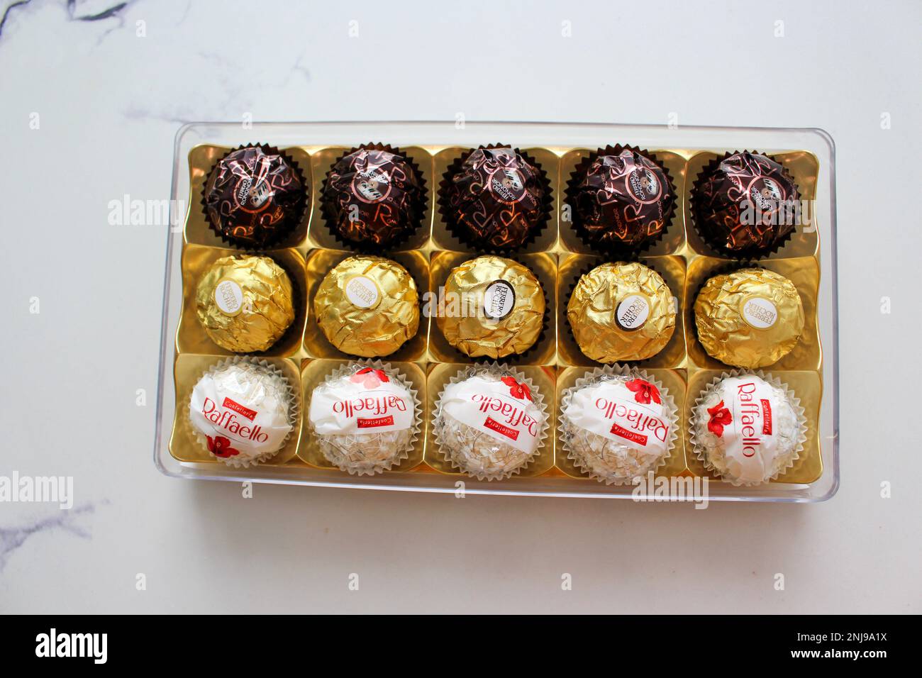 Gâteaux au chocolat de Noël Ferrero Rocher.Muffins à la crème au chocolat  Photo Stock - Alamy