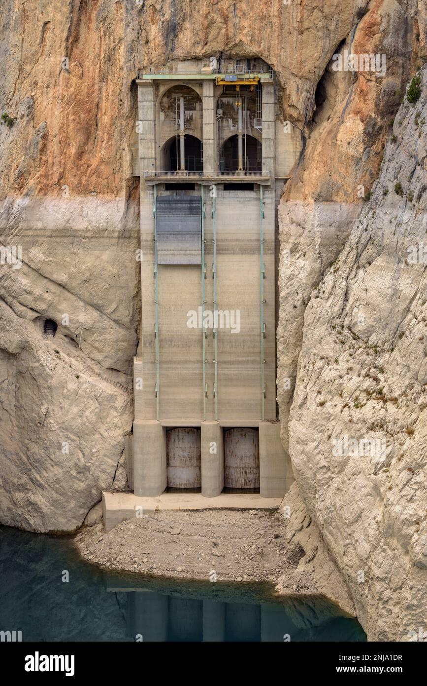 Barrage de canelles hires stock photography and images Alamy