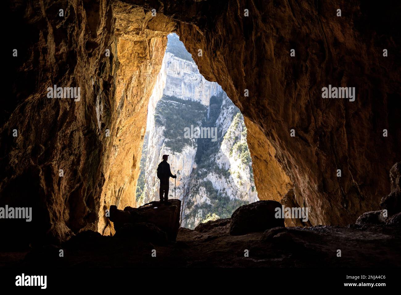 https://c8.alamy.com/comp/2NJA4C6/colomera-cave-located-in-the-middle-of-the-mont-rebei-gorge-in-the-montsec-mountain-range-pallars-juss-lleida-catalonia-spain-pyrenees-2NJA4C6.jpg
