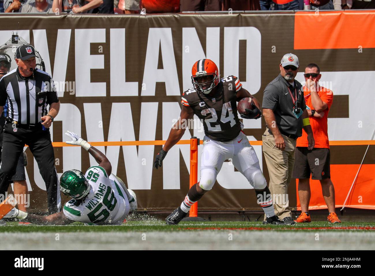 CLEVELAND, OH - SEPTEMBER 18: Cleveland Browns running back Nick