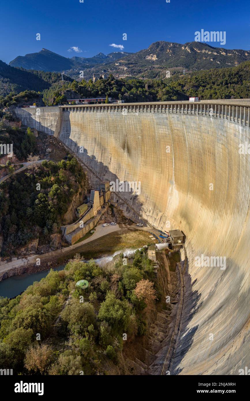 Dam of the Baells reservoir seen from the top (Berguedà, Barcelona, Catalonia, Spain, Pyrenees) ESP: Presa del embalse de la Baells vista desde arriba Stock Photo