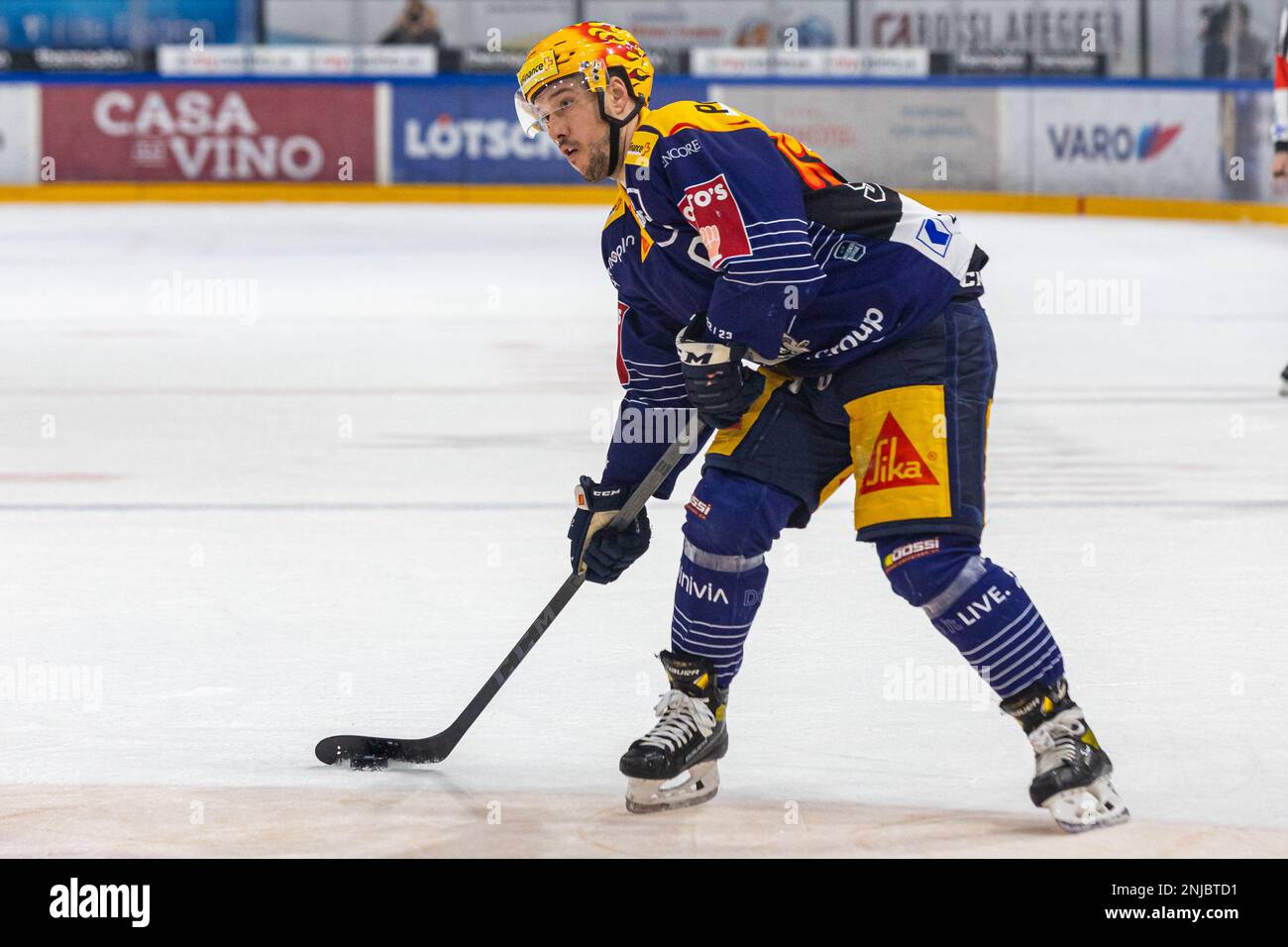 PostFinance top scorer Jan Kovar (EV Zug) looks for a gap to finish ...