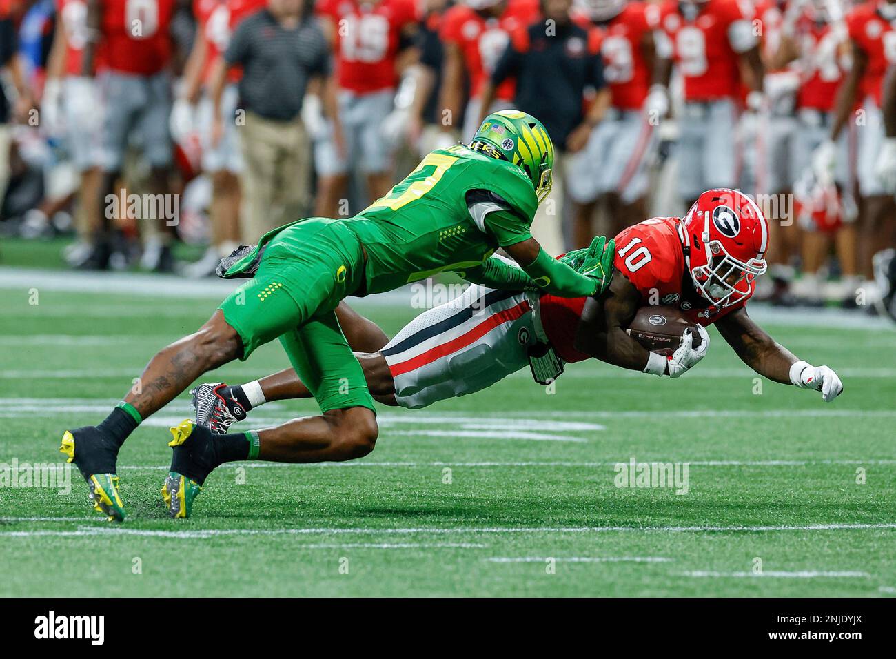 September 3, 2022: Georgia's Kearis Jackson (10) extends for more yardage  after a catch during the Chick-fil-A Kickoff Game featuring the Georgia  Bulldogs and the Oregon Ducks, played at Mercedes Benz Stadium