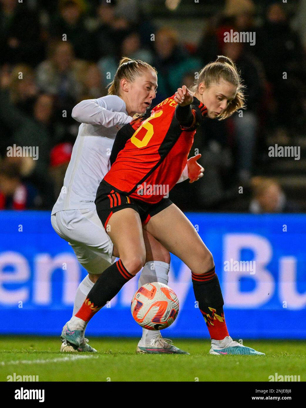 Keira Walsh (4) of England and Valesca Ampoorter (26) of Belgium