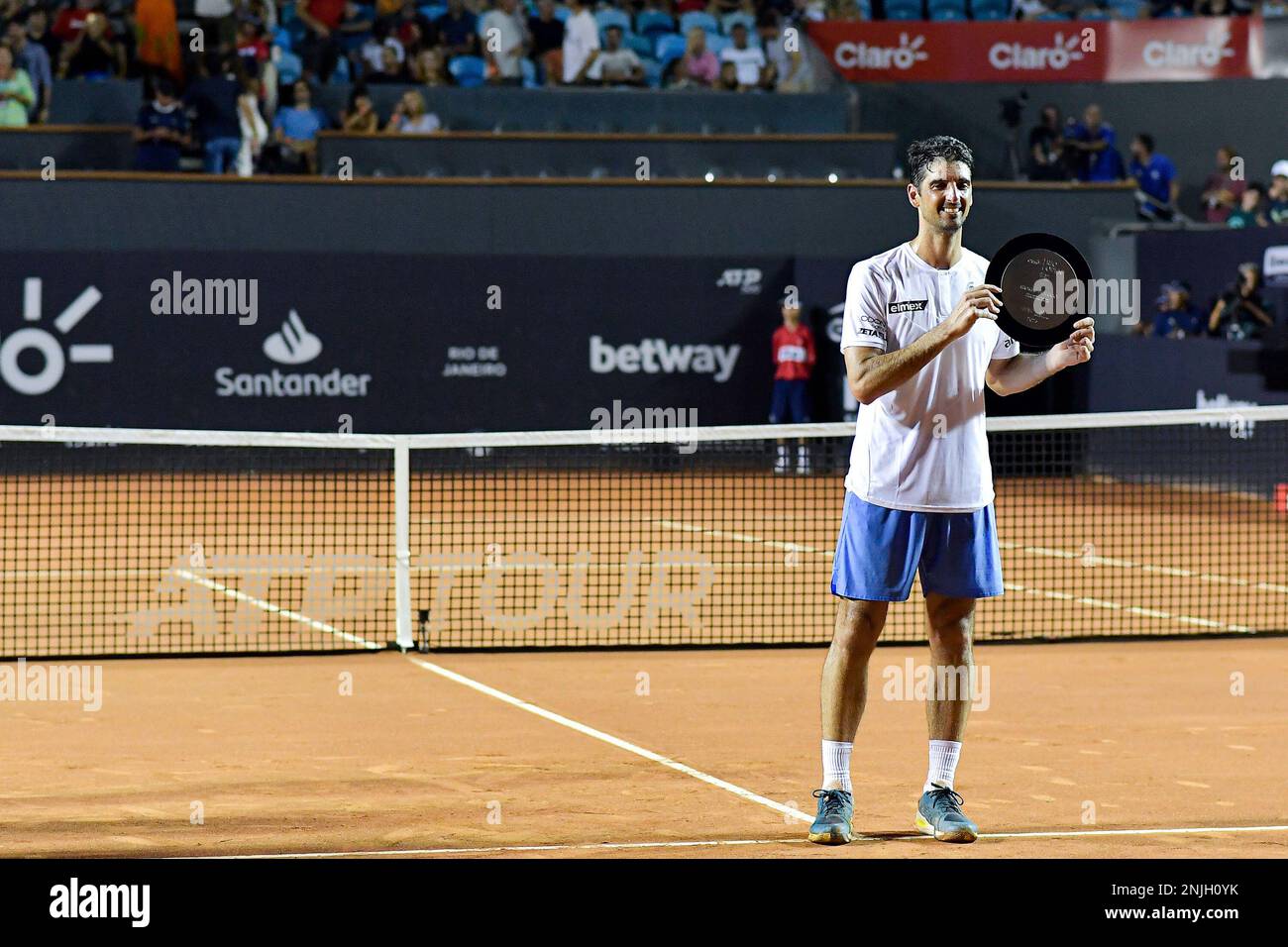 RJ - Rio de Janeiro - 02/22/2023 - RIO OPEN 2023 - Brazilian tennis player  Thomaz Bellucci receives tribute from family and friends after ending his  professional career on the Central court