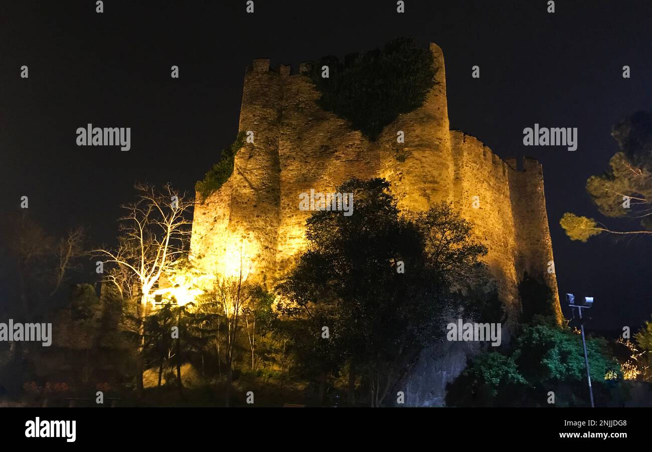 anatolian castle (anadolu hisari) in istanbul.historically known as guzelce  hisar(meaning proper castle) is a fortress located in anatolian (asian) si  Stock Photo - Alamy